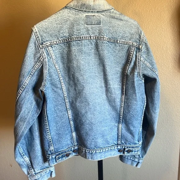 Vintage Levi's Classic Blue Denim Jacket - Picture 2 of 3
